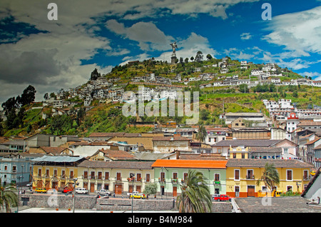 Jungfrau von Quito Statue, die auf El Panecillo Hügel, mit Blick auf die Altstadt von Quito, Ecuador Stockfoto