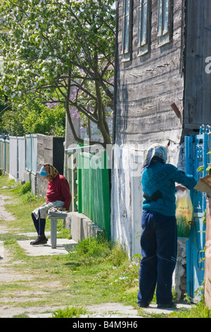 Zwei alte Frauen vor ihrem Haus in Sulina, Fluß Donaudelta, Rumänien Stockfoto