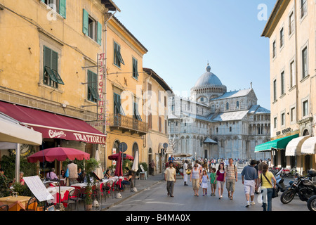 Restaurants auf der Via Santa Maria zum Duomo und der Piazza dei Miracoli, Pisa, Toskana, Italien Stockfoto