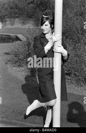 Barbra Streisand, US-amerikanische Schauspielerin und Sängerin Mar 1966 fotografierte im Savoy Hotel in London am Nachmittag wenn sie eine Pressekonferenz gab und draußen in der Embankement Dardens in der Frühlingssonne Stockfoto