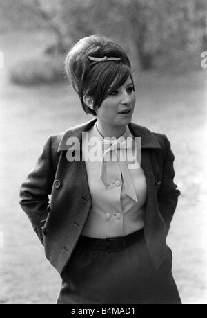 Barbra Streisand, US-amerikanische Schauspielerin und Sängerin Mar 1966 fotografierte im Savoy Hotel in London am Nachmittag wenn sie gab eine Pressekonferenz und außerhalb in den Embankement Gärten in der Frühlingssonne Stockfoto