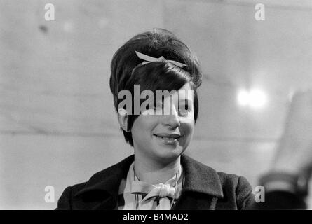 Barbra Streisand, US-amerikanische Schauspielerin und Sängerin Mar 1966 fotografierte im Savoy Hotel in London am Nachmittag wenn sie gab eine Pressekonferenz und außerhalb in den Embankement Gärten in der Frühlingssonne Stockfoto