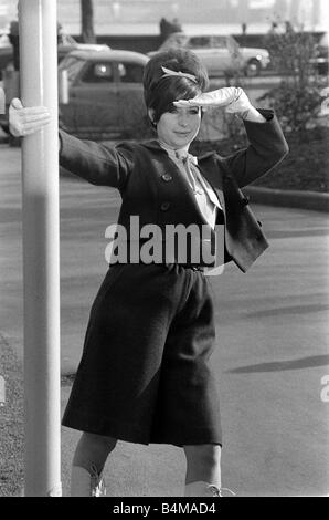 Barbra Streisand, US-amerikanische Schauspielerin und Sängerin Mar 1966 fotografierte im Savoy Hotel in London am Nachmittag wenn sie eine Pressekonferenz gab und draußen in der Embankement Dardens in der Frühlingssonne Stockfoto