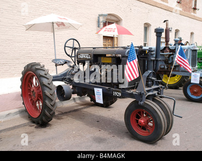 1929 McCormick-Deering Farmall regelmäßige Traktor zusammen mit anderen klassischen Traktoren geschmückt für den 4. Juli Parade. Stockfoto