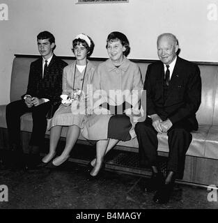 General Dwight Eisenhower Ankunft FromParis mit seiner Frau Mamie und zwei Enkelkinder Dwight David Eisenhower im Alter von 14 und Barbara Anne Eisenhower im Alter von 13 Kindern des Htheir Sohn John Stockfoto