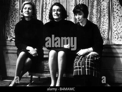 Angela Thorne Actress betitelt Jan 1964 als Marguerite mit Anne Stallybrass und Elspeth Macnaughton in einem Theaterstück Morgen Fragen Stockfoto