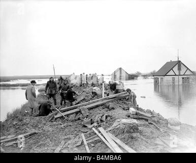 Wetter Überschwemmungen Canvey Island Überschwemmungen Februar 1953 der Ostküste von England erlitt eines der schlimmsten Tragödien, wenn eine katastrophale Flut verursacht Tod und Zerstörung am Vorabend des 31. Januar und am Morgen des 1. Februar 1953 die Kombination von Gale Force Nordwinde sowie außergewöhnlich hohen Gezeiten verursachte Verwüstung entlang der östlichen Küste von Yorkshire durch auf Kent, wenn es nachgelassen es links Hunderte Tote, Tausende Obdachlose und über 50 000 Tiere getötet East Anglia trug die Hauptlast des Sturms mit großen Verlust des Lebens in den Plätzen wie Felixstowe Jaywick und Canvey Island unser Bild zeigt eine Stockfoto