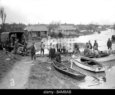 Wetter Überschwemmungen Canvey Island Überschwemmungen Februar 1953 der Ostküste von England erlitt eines der schlimmsten Tragödien, wenn eine katastrophale Flut verursacht Tod und Zerstörung am Vorabend des 31. Januar und am Morgen des 1. Februar 1953 die Kombination von Gale Force Nordwinde sowie außergewöhnlich hohen Gezeiten verursachte Verwüstung entlang der östlichen Küste von Yorkshire durch auf Kent, wenn es nachgelassen es links Hunderte Tote, Tausende Obdachlose und über 50 000 Tiere getötet East Anglia trug die Hauptlast des Sturms mit großen Verlust des Lebens in den Plätzen wie Felixstowe Jaywick und Canvey Island unser Bild zeigt eine Stockfoto