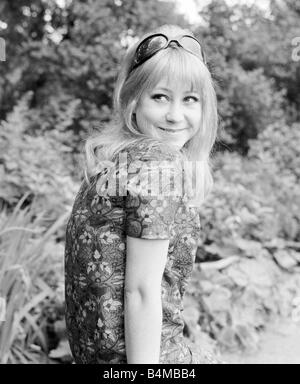 Schauspielerin Felicity Kendal abgebildet in Battersea Gärten Juni 1967 zwanzig Jahre alte Schauspielerin Röckchen Stockfoto