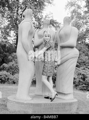 Schauspielerin Felicity Kendal abgebildet in Battersea Gärten Juni 1967 zwanzig Jahre alte Schauspielerin Röckchen Stockfoto