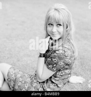 Schauspielerin Felicity Kendal abgebildet in Battersea Gärten Juni 1967 zwanzig Jahre alte Schauspielerin Röckchen Stockfoto