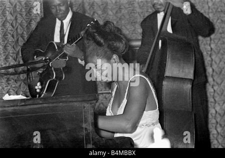 Nina Simone Juni 1965 Jazz Sängerin Vorformen Bild in Annies Club auf der Bühne spielen Klavier Eunice Kathleen Waymon Nina Simone-Sänger und Songwriter Stockfoto