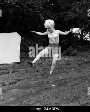 Filme tragen auf Camping Film 1968 Dreharbeiten im Pinewood Studios Barbara Windsor wird auf dem Campingplatz Schlamm Schlamm stecken. Stockfoto