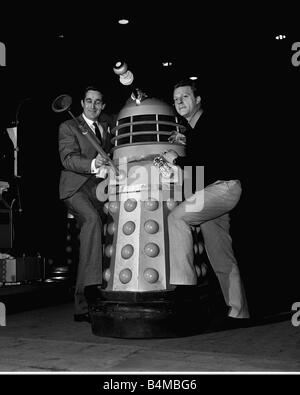 Terry Nation Dezember 1964 und Raymond Cusick mit Dalek Fernsehprogramm Doctor Who Roboter Science Fiction Scifi 1960er Jahre Daleks Dr Who Stockfoto