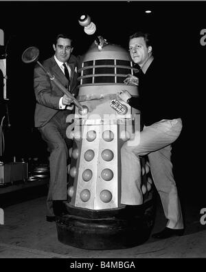 Terry Nation Dezember 1964 Terry Nation Autor Regisseur Produzent Bild mit seiner Schöpfung die Daleks und Raymond Cusick R mit Stockfoto