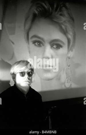 Andy Warhol Film Maker Führer der Pop Art U-Bahn in seinem Atelier vor einem seiner Schönheit Filme mit Edie Sedgwick 1965 Stockfoto