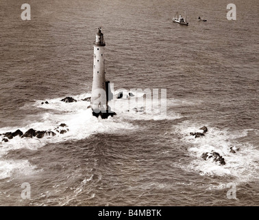 Ein Trinity House Dampfer Wartezeiten ab der Eddystone Leuchtturm bis zur Auslieferung Weihnachten für die Tierpfleger The Eddystone Rocks liefert sind liegt etwa 8 Meilen von Rame Head Cornwall der heutige Turm ist der 5. Leuchtturm entworfen von James Douglass hier gebaut und im Jahre 1882 abgeschlossen das Licht ist noch gebräuchlich heute seine ursprüngliche Öl betriebene Lampen wurden ersetzt im Jahr 1956 mit dem Hubschrauber Elektrik A deck hinzugefügt in 1980 und die Station wurde automatisiert und unbemannte 1982 die Leuchte blinkt zwei weißen alle 10 Sekunden mit einer Reichweite von 24 Meilen Versand Navigation Ärmelkanal Dezember 1938 Stockfoto