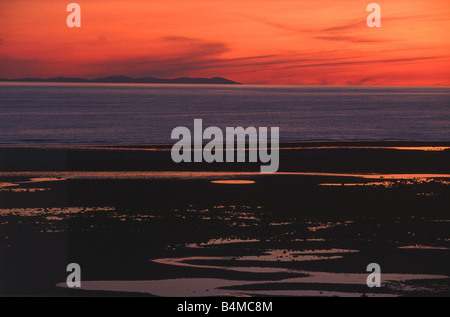 Sonnenuntergang von Walney Insel in der Nähe von Barrow in Furness auf Isle Of Man Seenplatte Cumbria Roter Himmel Abendlicht Feuer dramatische romantische Ruhe ca. 1970er Jahre Stockfoto