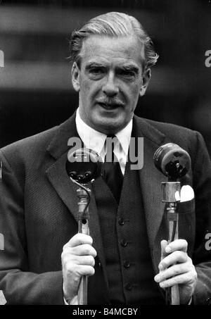 Sir Anthony Eden später der Earl von Avon gesehen, so dass hier eine Rede während der Suez-Krise 12. Januar 1957 trat Sir Anthony Eden als Premierminister von Großbritannien wegen der Kranken Gesundheit, hervorgerufen durch den Druck der Vorjahre Suez-Krise A Erklärung von Buckingham Palace sagte, dass die Folgen einer Privataudienz mit der ihrer Majestät der Königin der Premierminister s Rücktritt Harold MacMillian angenommen hatte Premierminister wurde Stockfoto