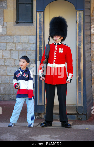 Wachhabende der Königin, Lower Ward, Schloss Windsor, Windsor, Berkshire, England, Vereinigtes Königreich Stockfoto