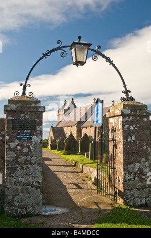 Llanmadoc Kirche in Gower South Wales durch den Bogen von den Kirchhof Gateway Torbogen. Stockfoto