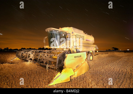 Mähdrescher in der Nacht während einer Langzeitbelichtung in der Norfolk-Landschaft fotografiert Stockfoto