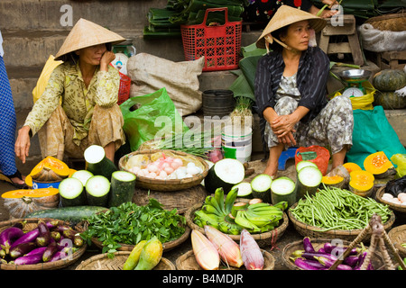 Frauen in der traditionellen konische Hüte in der Altstadt Markt; Hoi an, Vietnam Stockfoto