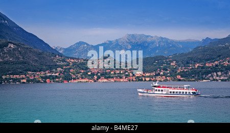 Mennaggio am Comer See, Passagier-Fähre und Berge, Lombardei, Italien Stockfoto