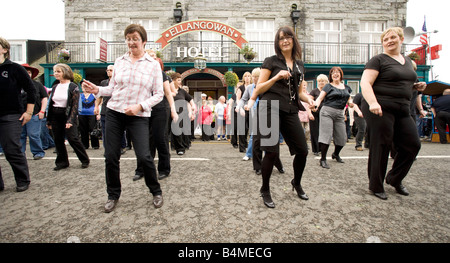 Line-Dance auf Straße bei Creetown Country Music Festival Schottland Stockfoto