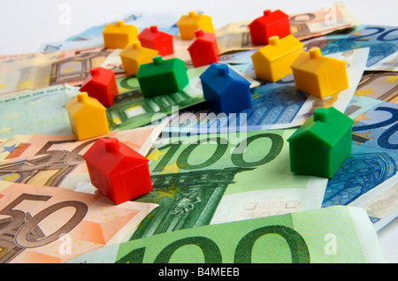 Miniatur-Häuser auf Euro-Banknoten, symbolisches Bild Immobilien Stockfoto