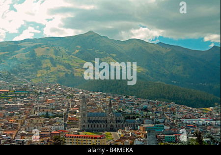 Blick auf Altstadt, gotische Kathedrale und Vulkan Pichincha, vom Itchimbia Park cultural Centre, Ecuador Quito Stockfoto