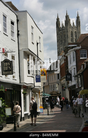 Stadt von Canterbury, England. St. Margaret Street ist eines der vielen belebten Einkaufsstraßen in der Innenstadt von Canterbury. Stockfoto