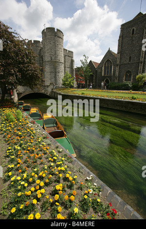 Stadt von Canterbury, England. Westgate Gärten mit Ankern Flussschiffe auf dem Fluss große Stour. Stockfoto