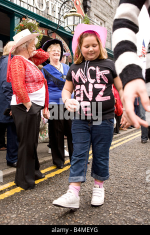 Junge Mädchen lernen, wie man Tanzschritt auf Straße bei Creetown Country Music Festival Teil Gaelforce Linie Stockfoto