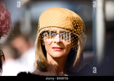 Frau in historischen Kostümen beim Goodwood revival Stockfoto