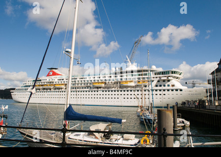 Falmouth, Cornwall, UK. Fred Olsen Cruise Liner vor Anker für einen Tag besuchen Stockfoto