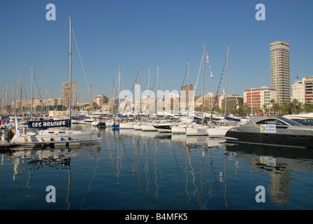 Skyline der Stadt vom Yachthafen, Alicante, Provinz Alicante, Comunidad Valenciana, Spanien Stockfoto