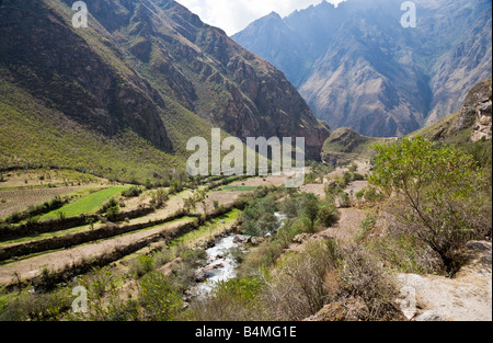 Blick entlang der Urubamba-Tal in den peruanischen Anden Berge aus der Inka-Trail auf dem ersten Tag der viertägigen Wanderung Stockfoto