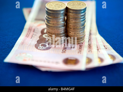 Pfund-Münzen auf £20 Pfund-Noten Stockfoto