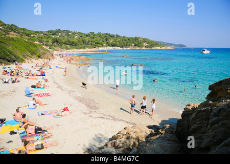 Touristen verbringen ihre Ferien am Strand von L'Escalet an der Cote d ' Azur / Provence / Südfrankreich Stockfoto