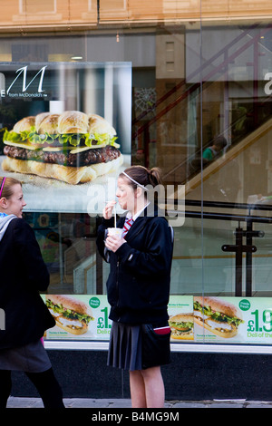 Mädchen in Schuluniform Rauchen einer Zigarette hält ein McDonalds Stockfoto