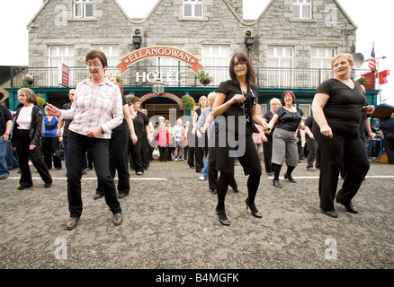 Frau Linie Tanz auf der Straße am Creetown Country Music Festival Schottland Stockfoto