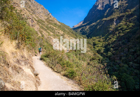 Wanderer entlang des Inka-Trail, Camino Inka, in den Anden von Peru auf dem Weg zum Toten Frau Pass am Tag, an dem zwei die viertägige Wanderung. Stockfoto