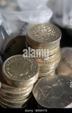 Haufen von UK 1 Münzen und 50 Cent Stücke Stockfoto