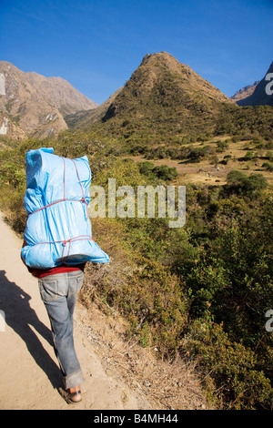 Porter auf dem Inca Trail, Camino Inka, in den Anden von Peru auf dem Weg zum Pass der toten Frau am zweiten Tag, die zwei die viertägige Wanderung Stockfoto