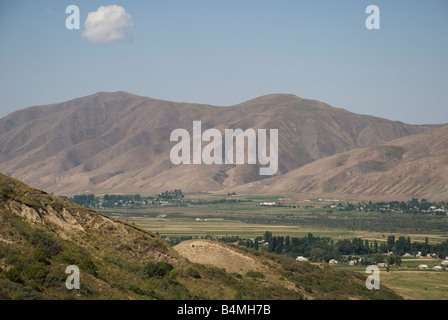 Tal und die Berge mit einem Wölkchen Stockfoto