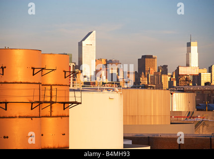 ÖLTANKS, BRENNSTOFF, ENERGIE, ARCHITEKTUR, WINDOWS, WOLKENKRATZER, WOLKEN, TRUMP WORLD TOWER IN NEW YORK CITY, EASTSIDE, TEUER, WOLKE Stockfoto