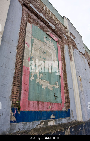 Abplatzungen und abblätternde Farbe auf ehemaligen Odeon Kino St Albans UK. Jetzt umbenannt als die Odyssee und durchmachenden Restaurierung. Stockfoto