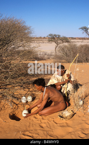 Namibia Kalahari-Wüste in der Nähe von Keetmanshoop. Buschmann mit Straußenei als Wasserflasche Stockfoto