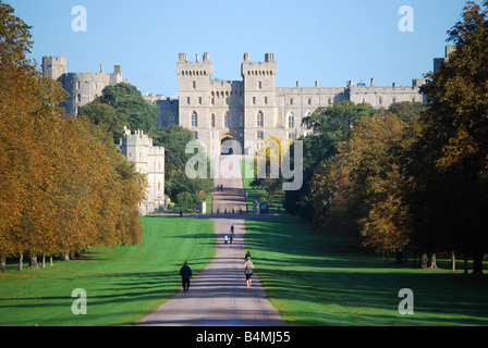 Windsor Castle von The Long Walk, im Herbst, Windsor, Berkshire, England, Vereinigtes Königreich Stockfoto